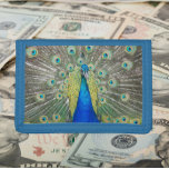 Blauer Pfauenfeder Tri-fold Geldbeutel<br><div class="desc">Sicheres Geld und Kreditkarten mit dieser Brieftasche,  die das Foto eines wunderschönen,  blauen Pfaues mit farbenprächtigen Flügelspitzen zeigt. Wählen Sie Ihre Portemonnaie aus.</div>