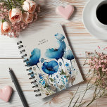 Blauer Poppy Floral Monogram Planer<br><div class="desc">Unsere Kollektion "Poppy Floral" ist in Aquarellmohn-Blume in zwei Farbtönen gehalten,  mit Perwinkelblau und Rot,  gepaart mit einem eleganten Schriftart aus Serifen. Karo andere Produkte aus dieser Kollektion in unserem Shop und kontaktiere uns,  wenn du besondere Wünsche hast.</div>