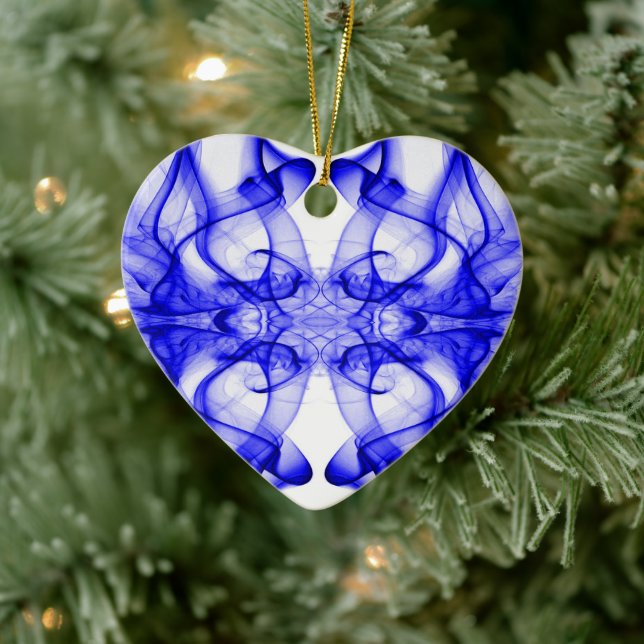 Blauer Rauch auf weiß Keramikornament (Baum)