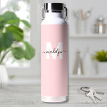 Blauer Rosa Modern Name Monogram Trinkflasche<br><div class="desc">Erstellen Sie Ihre eigene Personalisierte Blush Pink Name Monogram Water Flasche. Diese niedliche und stilvolle Wasserflasche ist mit einem weichen, rot-rosa Hintergrund versehen, der in der Mitte einen fett weißen Initial aufweist und durch einen schwarzen Schriftnamen für eine personalisierte Touch beidseitig überragt wird. Ideal für Schüler, Lehrer, Gymnastiker und Fitness-Enthusiasten,...</div>