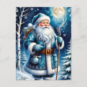 Blauer Santa, der durch einen schneebedeckten Wald Postkarte