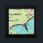 Blauer Schmetterling auf Aquamariner Postkarte Erinnerungskiste<br><div class="desc">Diese aquamarine Postkarte trägt eine Schönheitsbotschaft. Eine zarte,  blauflügelige Schmetterling-Erholung auf der Karte,  die einige der darin enthaltenen Skripte verschleiert. Dieser Vision Studio-Druck würde eine tolle Ergänzung zu Ihrer Zuhause darstellen!</div>
