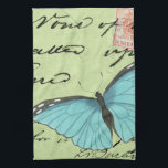 Blauer Schmetterling auf Aquamariner Postkarte Geschirrtuch<br><div class="desc">Diese aquamarine Postkarte trägt eine Schönheitsbotschaft. Eine zarte,  blauflügelige Schmetterling-Erholung auf der Karte,  die einige der darin enthaltenen Skripte verschleiert. Dieser Vision Studio-Druck würde eine tolle Ergänzung zu Ihrer Zuhause darstellen!</div>