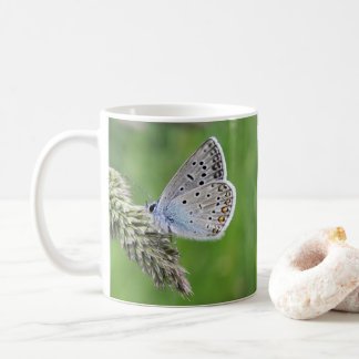 Blauer Schmetterling im Gras Kaffeetasse