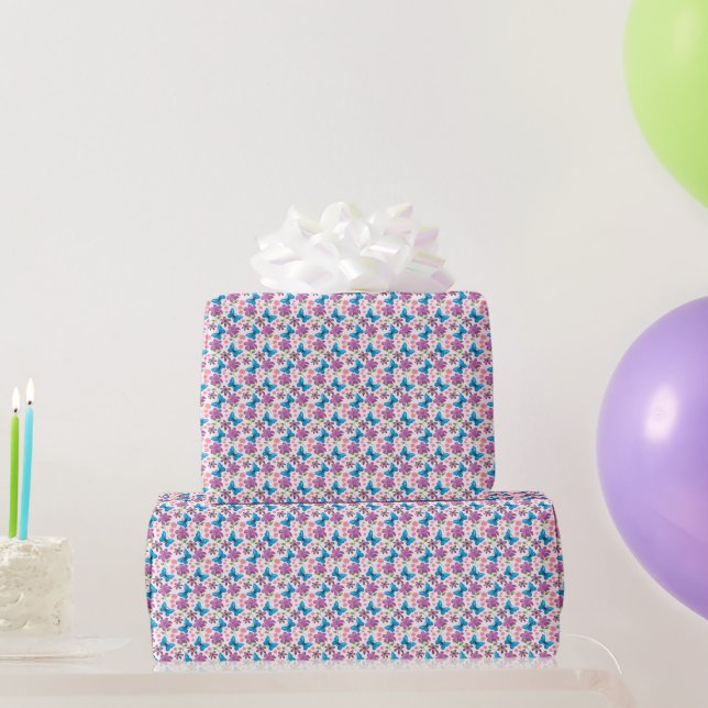 Blauer Schmetterling und violettes Blumenmuster Geschenkpapier (Partygeschenke)