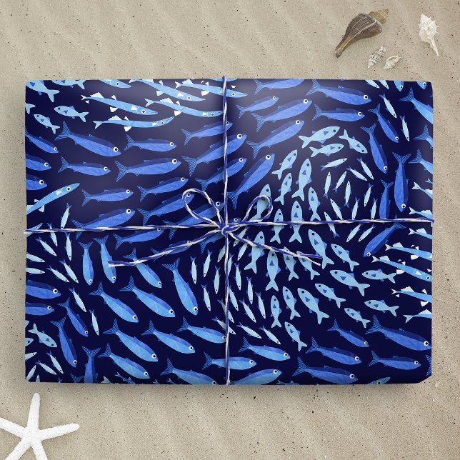 Blauer schwimmender Ozeanfisch - Dunkel Geschenkpapier (Blue Swimming Ocean Fish - Dark wrapping paper gift mockup)
