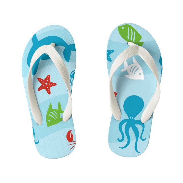 Blauer See Kinderbadesandalen (A pair of light blue flip-flops with white straps, decorated with cartoon sea creatures.)