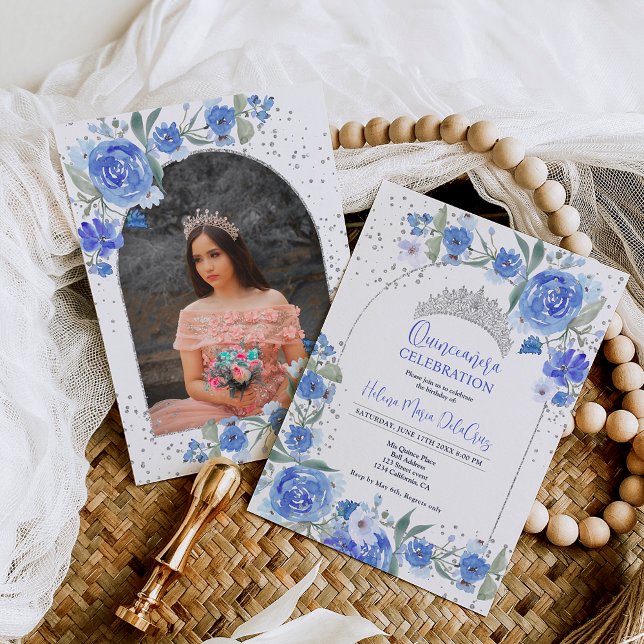 Blauer Silbertiara-Prinzessin Quinceanera Einladung (Blue floral silver tiara princess Quinceanera Invitation )