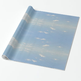 blauer sonnenbeleuchteter Himmel und helle Wolken Geschenkpapier