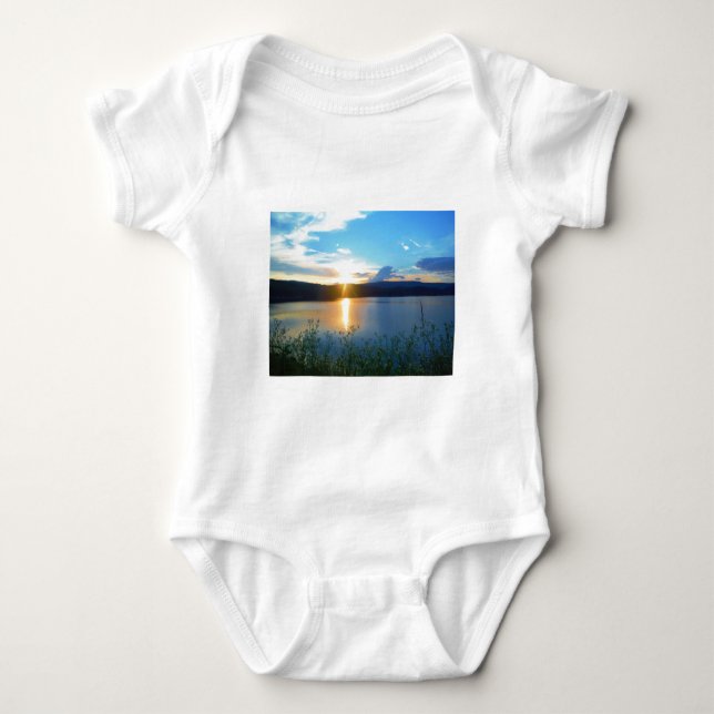 Blauer Sonnenuntergang am See Baby Strampler (Vorderseite)