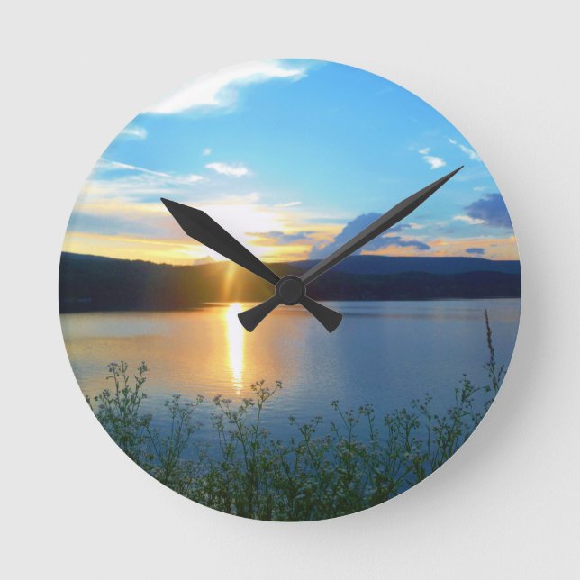 Blauer Sonnenuntergang auf See Runde Wanduhr (Vorderseite)