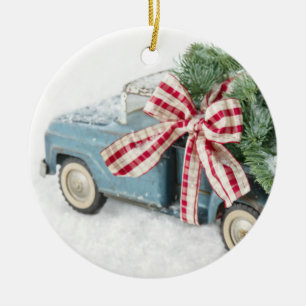 Blauer Spielzeug-LKW mit einem Weihnachtsbaum Keramik Ornament