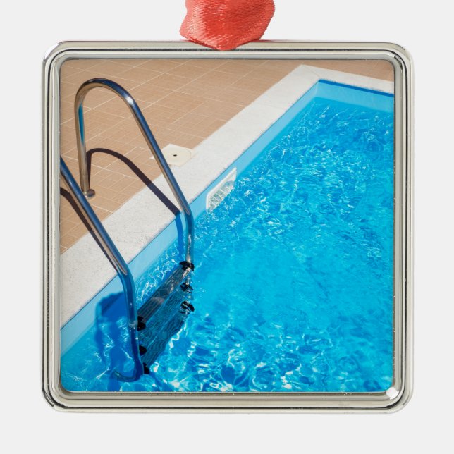 Blauer Swimmingpool mit Leiter Silbernes Ornament (Vorne)