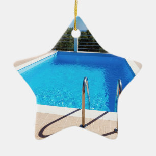 Blauer Swimmingpool mit Schritten in Meer Keramikornament
