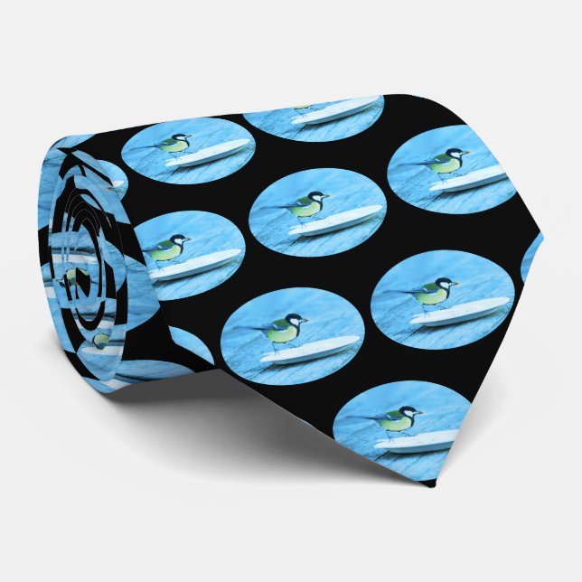 Blauer Tit Bird Fütternd von einem Kuchenschwarzen Krawatte (Gerollt)