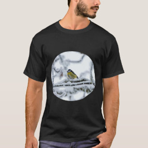 Blauer Tit-Vogel auf der Schneebrücke T-Shirt