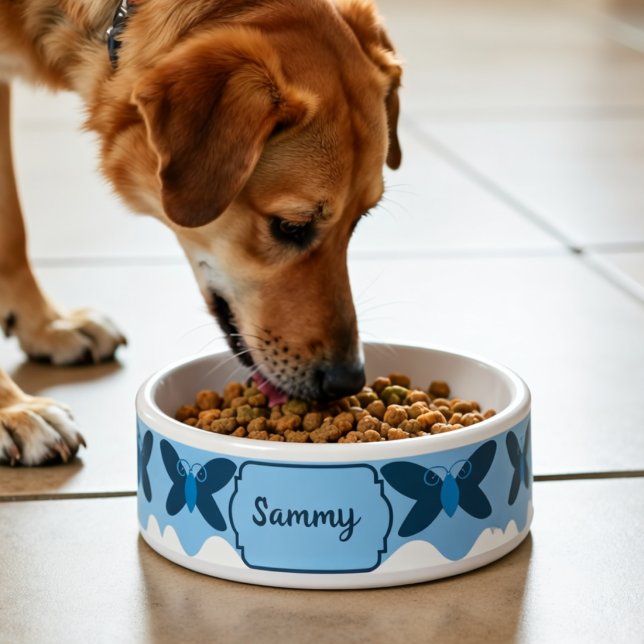 Blauer und dunkelblauer Schmetterling Haustierfutt Napf (Looking for something special for the dog in your life? Hand drawn art with a custom name tag.)