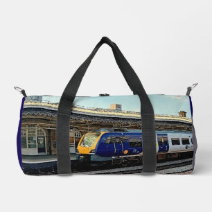 Blauer und gelber Zug , am Bahnhof Duffle Bag