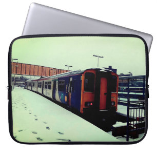 Blauer und gelber Zug, im Schnee Laptopschutzhülle