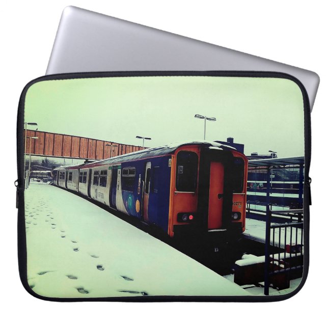 Blauer und gelber Zug, im Schnee Laptopschutzhülle (Vorderseite)