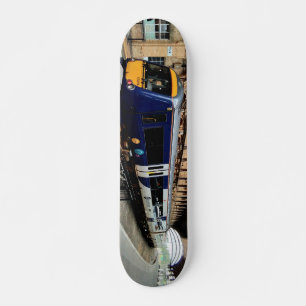 Blauer und gelber Zug Skateboard
