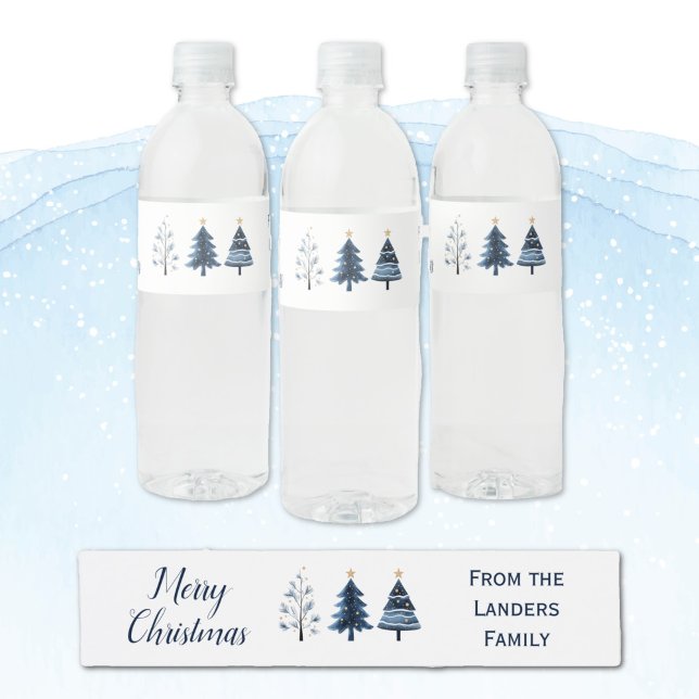 Blauer und goldener Personalisierter Weihnachtsbau Wasserflaschenetikett (Modern Blue and Gold Personalized Merry Christmas Tree Water Bottle Labels)