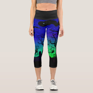 Blauer und grüner Spuk Friedhof Halloween Capri Leggings