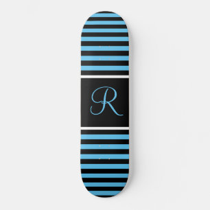 Blauer und schwarzer Anfangsbuchstabe Skateboard