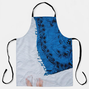 Blauer und schwarzer Blumenschal auf weißem Sand Schürze