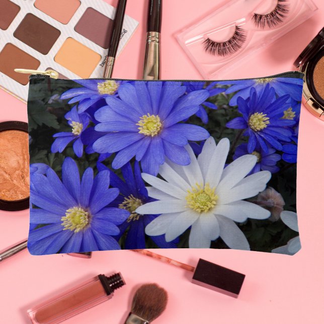 Blauer und weißer Anemon Zubehörtasche (In Situ)