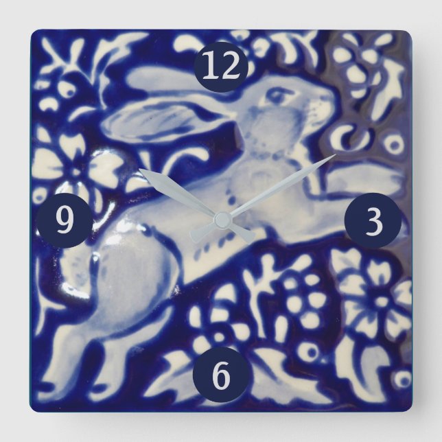 Blauer und weißer Sprung Rabbit Hare Keramik Kunst Quadratische Wanduhr (Vorderseite)