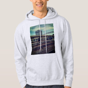 Blauer und weißer Zug vor dem Gebäude Hoodie