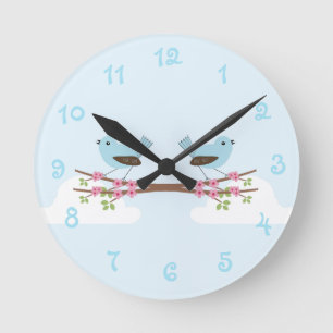 Blauer Vogel in Blossom Tree Runde Wanduhr