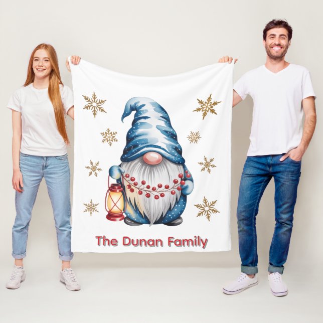 Blauer Weihnachts-Gnom mit roter Laterne und Beere Fleecedecke (Beispiel)