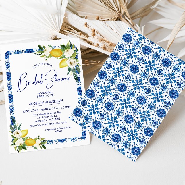 Blauer weißer Tile Floral Lemon Brautparty Einladung (Lemon bridal shower invitation featuring a blue and white Mediterranean border and white flowers.)
