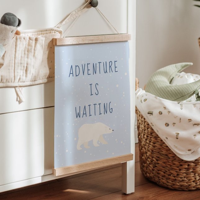Blauer Winter | Adventure is Gewartet Kinderzimmer Wandteppich Mit Holzrahmen (Blue Winter | Adventure Is Waiting Nursery Decor Hanging Tapestry)
