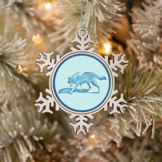 Blauer Wolf auf Schnee Schneeflocken Zinn-Ornament (Baum)