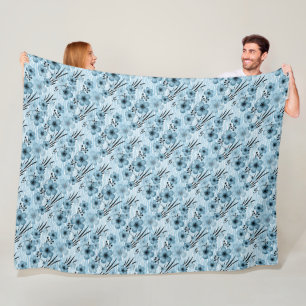 Blaues Blumenmuster auf Tigerhintergrund Fleecedecke