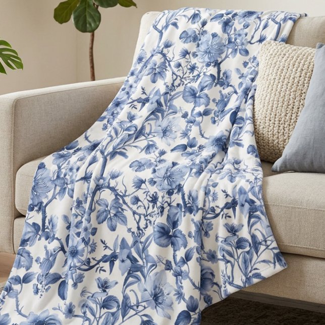 Blaues Blumenmuster im Vintage-Toile-Stil  Fleecedecke (Von Creator hochgeladen)