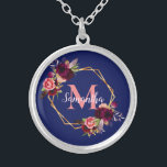 Blaues Blütengold, geometrisch monogramm Versilberte Kette<br><div class="desc">Ein schicker marineblauer Hintergrund. Ein geometrischer Rahmen aus goldenen Imitaten,  der mit wasserfarbenen Blume,  Rose in Bordeaux,  Rosa und Boho-Stilfedern dekoriert ist. Vorlagen für Ihren Namen und Monogramm-Buchstaben. Der Name in Rosa ist mit einem modernen und trendigen Handschrift geschrieben. Der Monogramm-Brief in Korallen.</div>