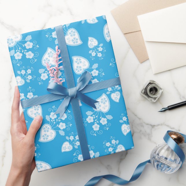 Blaues Blütenherz mit Blume Geschenkpapier (Schenken)