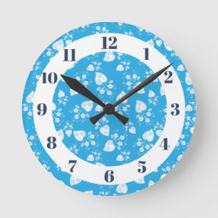 Blaues Blütenherz mit Blume Runde Wanduhr