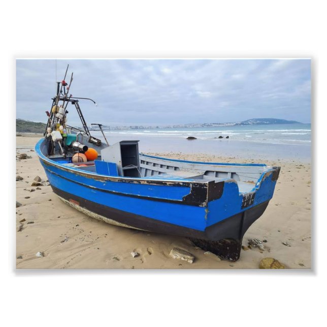 Blaues Boot an einem ruhigen Strand ⛱️ 💙  Fotodruck (Vorne)