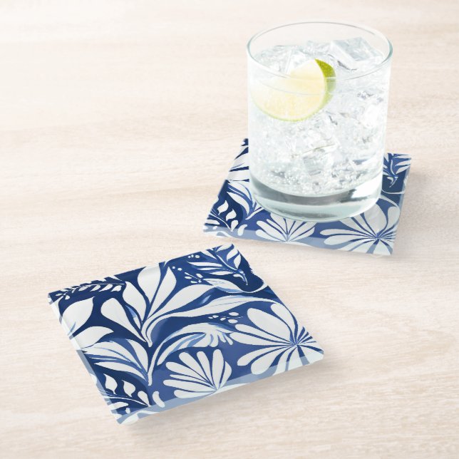 Blaues botanisches Muster Glasuntersetzer (Schrägansicht)