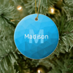 Blaues cyan geometrisches Maschenmuster Monogram Keramik Ornament<br><div class="desc">Hellblaues cyan ombre geometrisches Mesh Muster Monogram Keramik Weihnachtsbaum Ornament. Monogram Personalize mit Ihrem benutzerdefinierten Initial und Namen. Dreieck geometrische Masche mit dunkelblauen Ober-Farbverlauf moderne Design.</div>