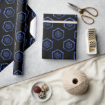 Blaues D20-Muster | RPG Fantasy Tabletop Gamer Dic Geschenkpapier<br><div class="desc">GEEK CHIC GAMER! Neuartige RPG-Umhüllungspapiere sind auch ideal für kurzlebige Doppel-Möbeldecoupage oder Wohngestaltung-Do-It-yourself-Projekte. Es ist GAME ON! Also wählen Sie Ihre Waffe und rollen Initiative! Perfekt für jeden alten Tischkipper, Stift und Papier (PnP) Fantasy-Rollenspieler, das Design bietet ein nahtloses Muster von 20-seitigen Dundle-Polyhedral Würfeln mit einer natürlichen 20 für den...</div>