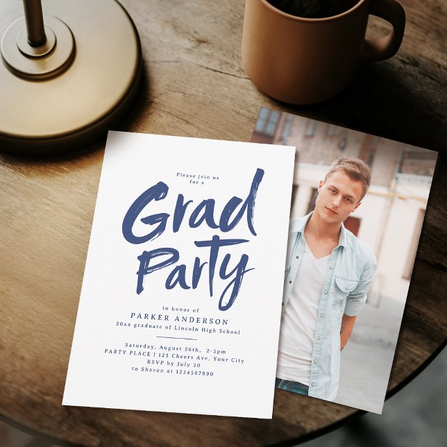Blaues einfaches modernes Pinsel-Schriftzug-Abschl Einladung (Blue Simple Modern Brush Script Graduation Party Invitation)