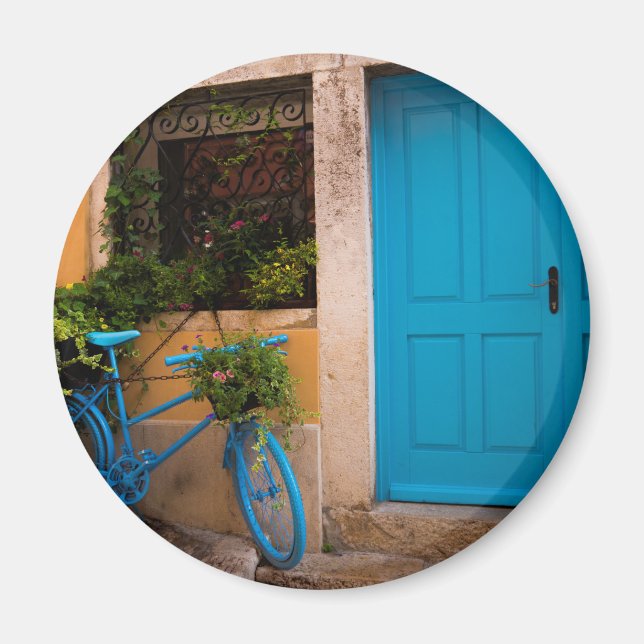 Blaues Fahrrad und Tür im Sommer Magnet (Vorne)