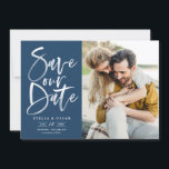 Blaues Foto Save The Date<br><div class="desc">Blue Watercolor Brush Calligraphy Foto Rette unsere Date Card | Melden Sie sich mit dieser individuell anpassbaren Save the Date flachen Karte bei Familie und Freunden an. Auf marineblau-blauem Hintergrund zeigt es handgeschriebene moderne Kalligraphie. Dieses stilvolle Foto Save the Date ist perfekt für jede Hochzeitszeit und jedes Thema. Weitere Farben...</div>