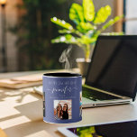 Blaues Foto Tasse<br><div class="desc">Ein Geschenk von Freunden für den 21. Geburtstag einer Frau, die ihr Leben mit 3 Fotos von ihr, ihren Freunden, ihrer Familie, ihrem Interesse oder ihren Haustieren feiert. Personalisieren und fügen Sie ihren Namen, Alter 21 und Ihre Namen. Ein dunkelblauer Hintergrund. Ihr Name ist mit einem modernen handgeschriebenen Stilskript mit...</div>